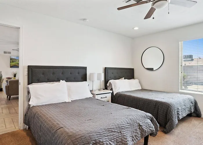 Family Getaway Near Dining+entertainment! Holiday home *